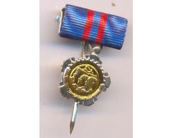 G18282 - MIN.OF THE ORDER FOR LABOUR WITH GOLDEN WREATH 2nd CLAS 1